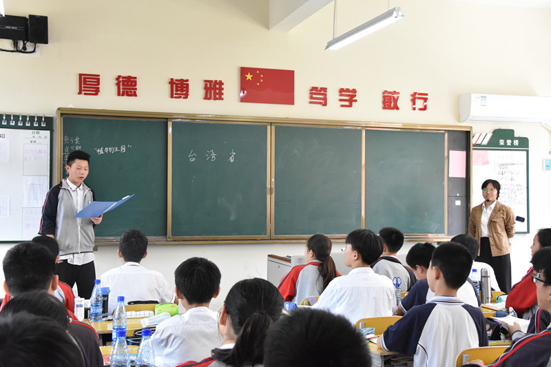 图为语文老师袁小煌上课现场